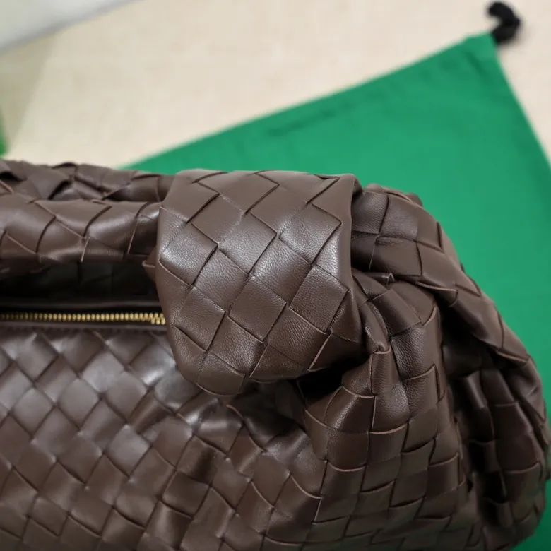 Batch 1860 large Jodie handbag, new arrival in early spring#, cool style, retro style, full of vitality, free and easy, distinctive personality brings multi-layered charm to daily wardrobe~ 🔝The soft and flowing fabric conveys a soft touch# A relaxed and comfortable feeling is newly interpreted in the silhouette· Croissant woven sheepskin Size: width 40 height 48 thickness 16 [6698#]